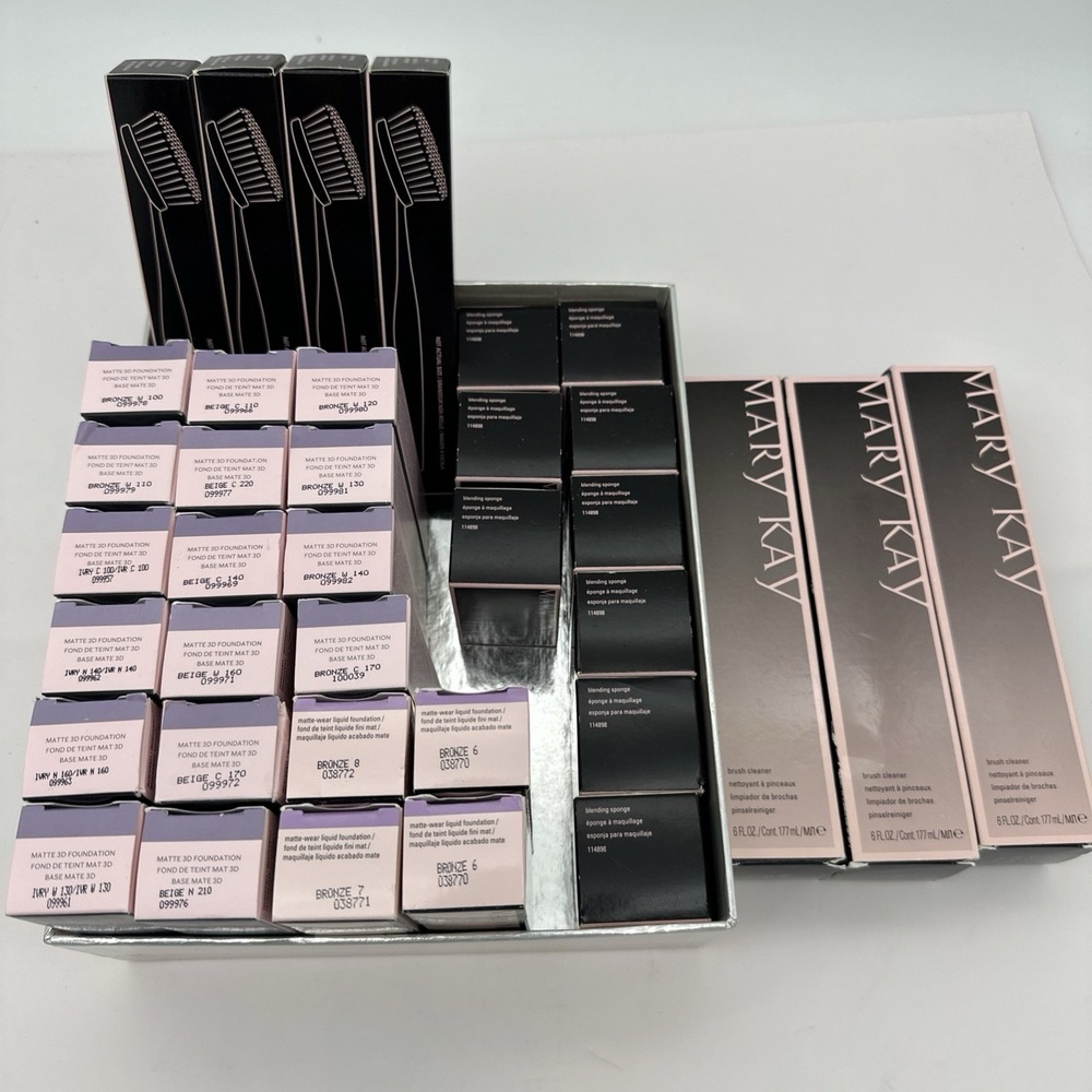 MaryKay Timewise 3D Matte & Luminous, sponges, blending brush and cleaner lot 36